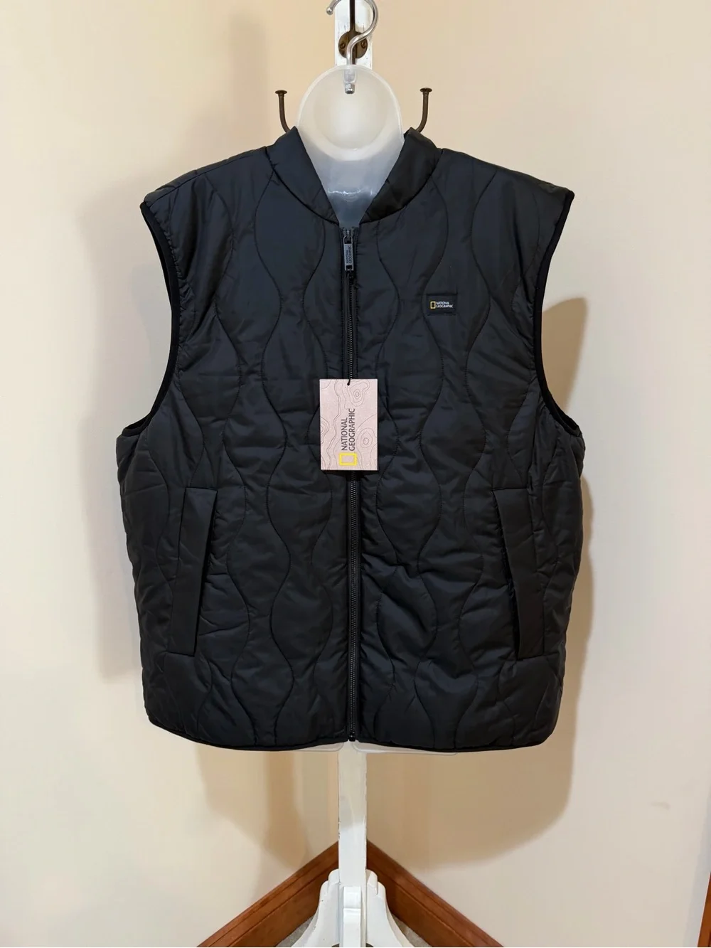 NEW NATIONAL GEOGRAPHIC FROM DISNEY PARKS FULL ZIP VEST IN BLACK SIZE LARGE